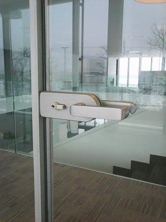 Üvegszerkezetbe integrált ajtótok