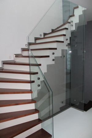 Üvegoldalú lépcsőtest